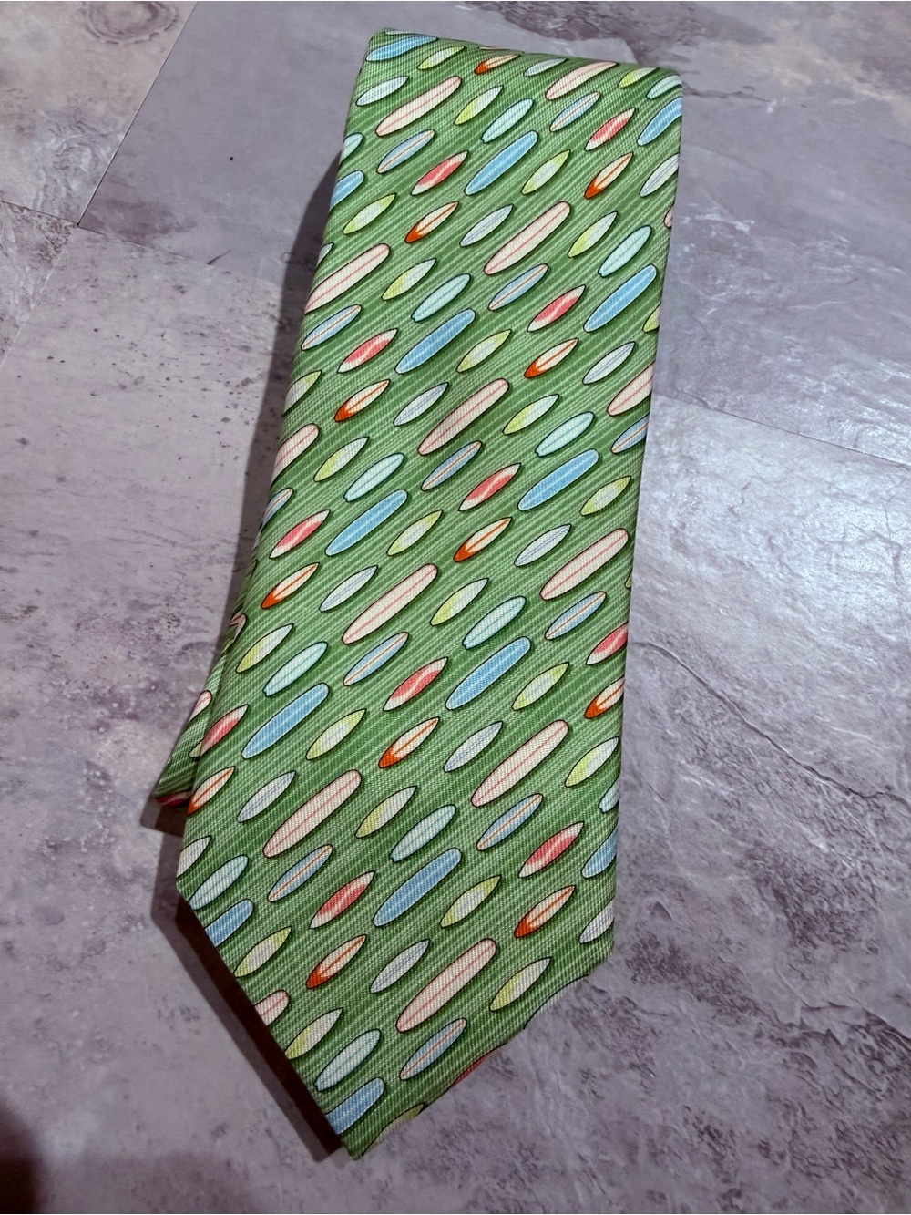 Vineyard Vines Men's 100% Silk Necktie Green Surfboard Pattern Martha's Vineyard